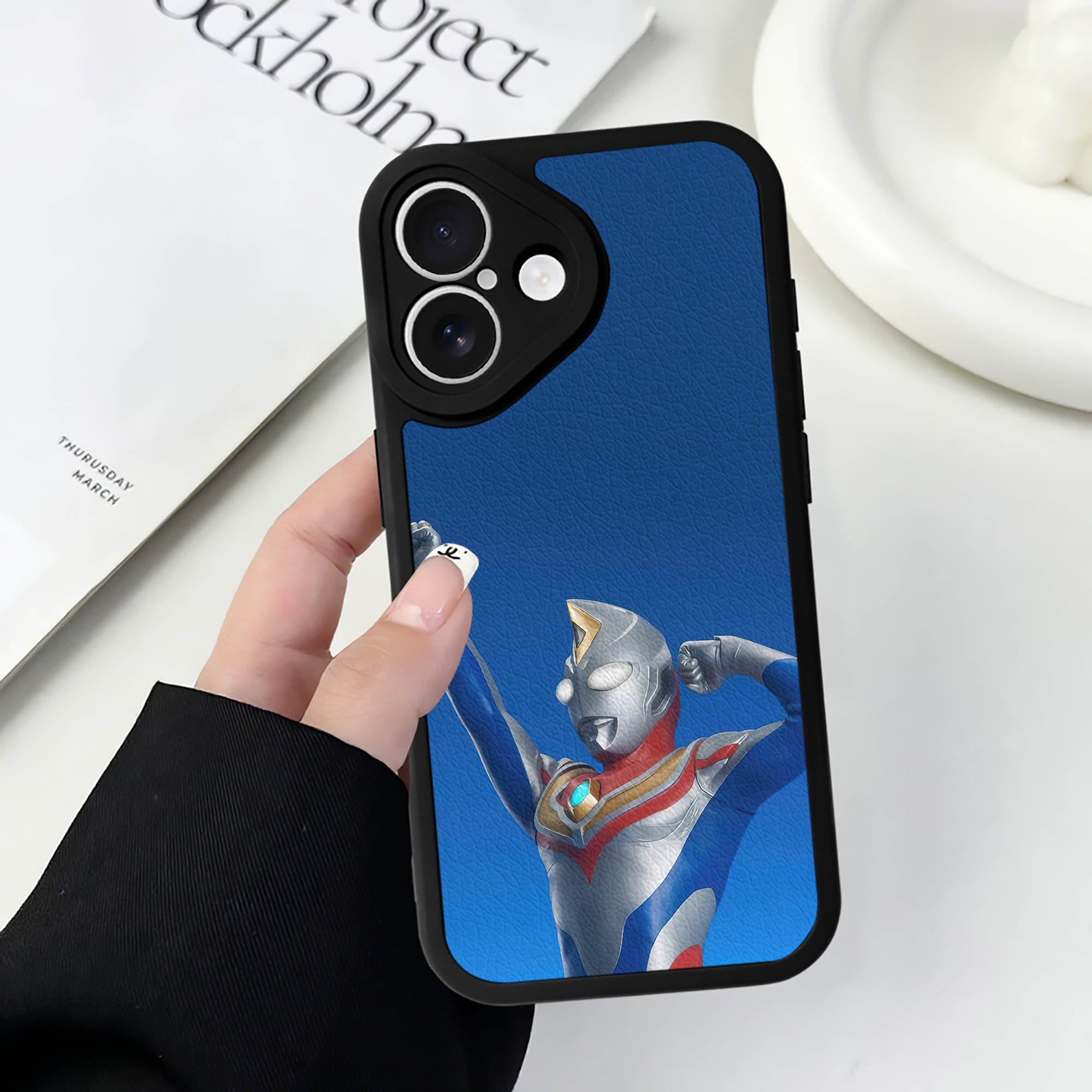 （画像用） ウルトラマン Ultraman 【iPhone 16シリーズ対応】シリコンスマホケース（レザー調） 材質：シリコン